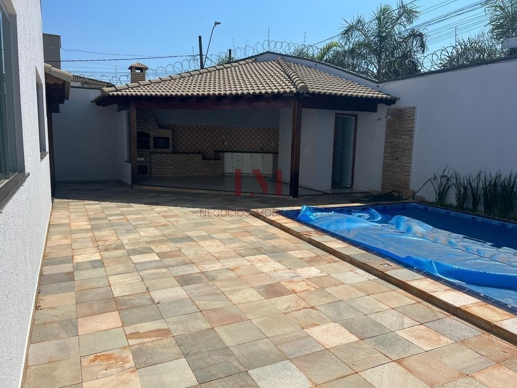 Casa no Alto Umuarama com quatro quartos e varanda gourmet com piscina