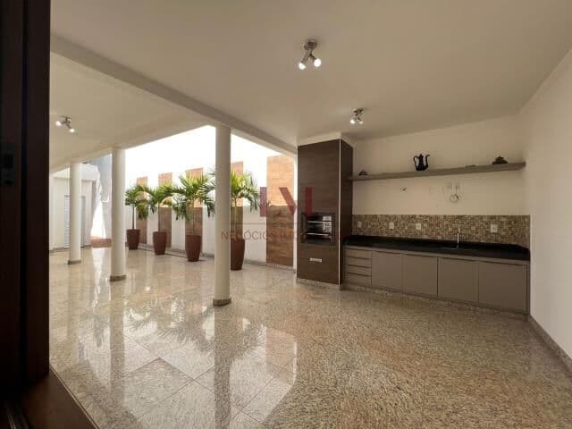 Casa no Jardim Karaíba com Três quartos sendo uma suíte e área gourmet com churrasqueira