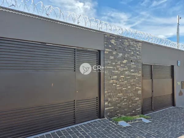 Casa à venda com 94 m² - lote de 150 m² - 3 quartos (1 suíte), lavabo, 2 vagas - B. Laranjeiras - Uberlândia