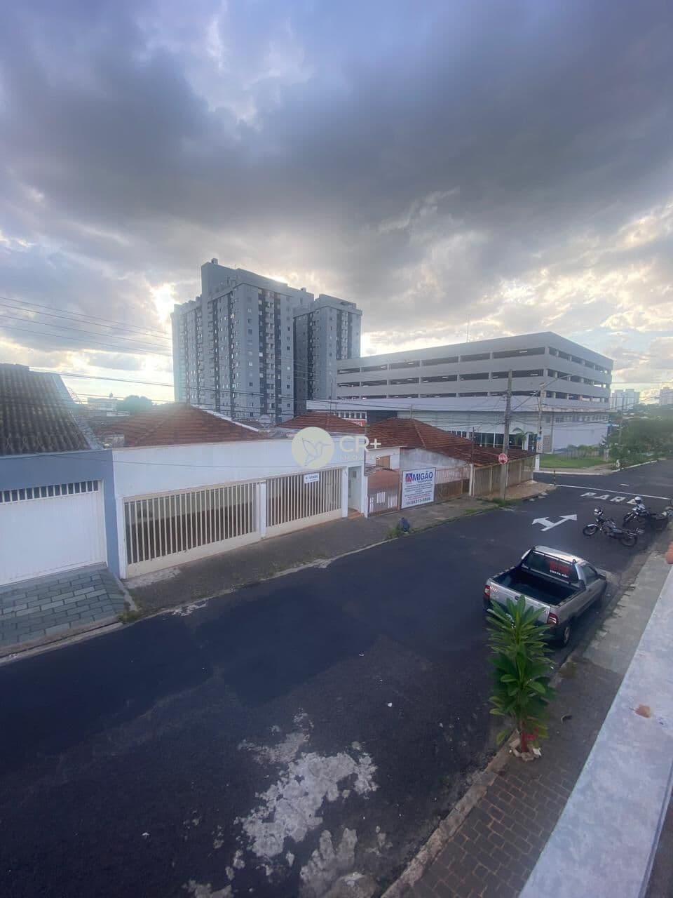 Casa térrea, ótima localização, 2 quartos, sendo 1 suíte com closet.