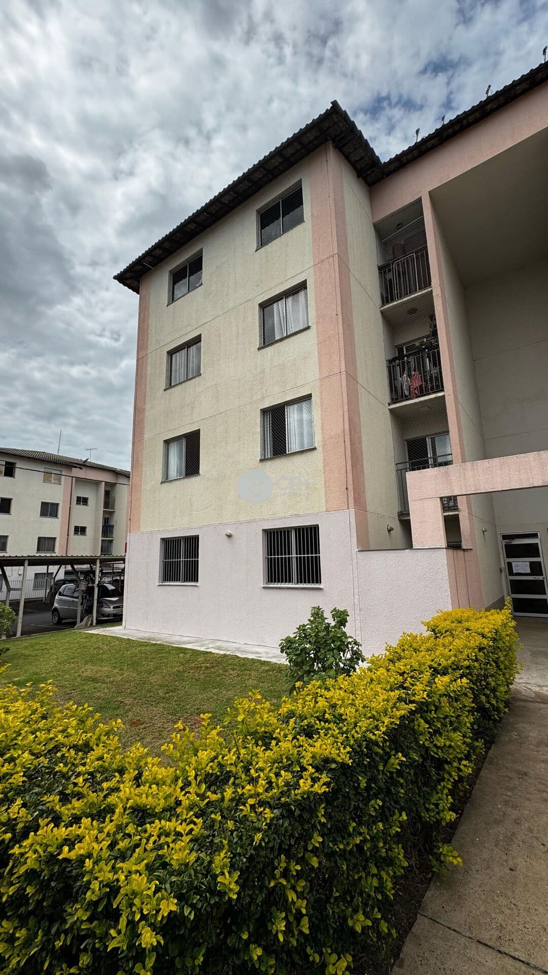 Apartamento com 3 quartos amplos, 1 banheiro, 1 vaga de garagem - bairro Jardim Europa - Uberlândia