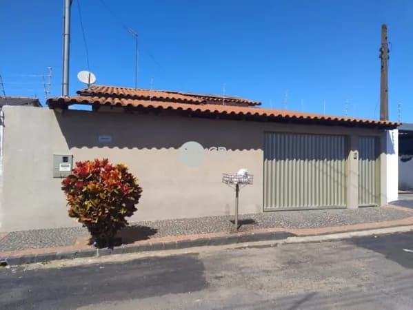 Linda casa no Bairro Jardim Canaã, com 3 quartos, sala, banheiro social, cozinha planejada, uma bela e completa área gourmet, com armários, banheiro e despensa - Uberlândia
