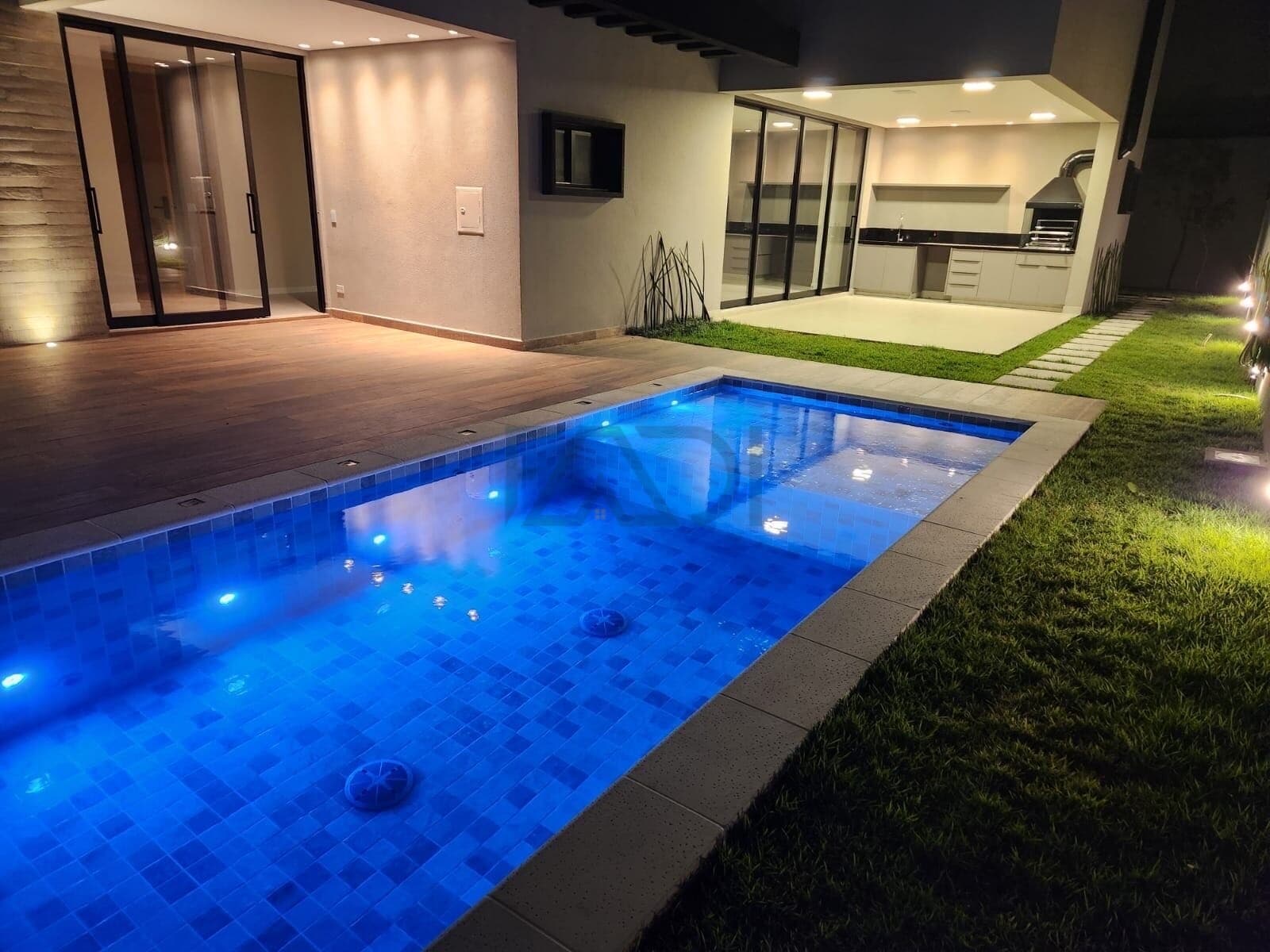 Casa Nova com 4 suítes à Venda - Alphaville/SP - R$ 4.500.000,00