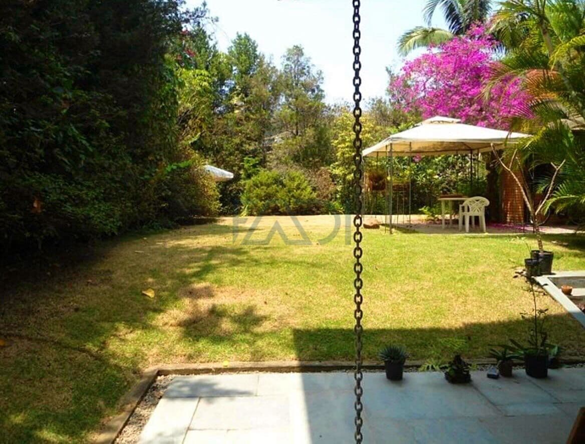 Casa à Venda (810m2) com Área Verde - Alphaville/SP