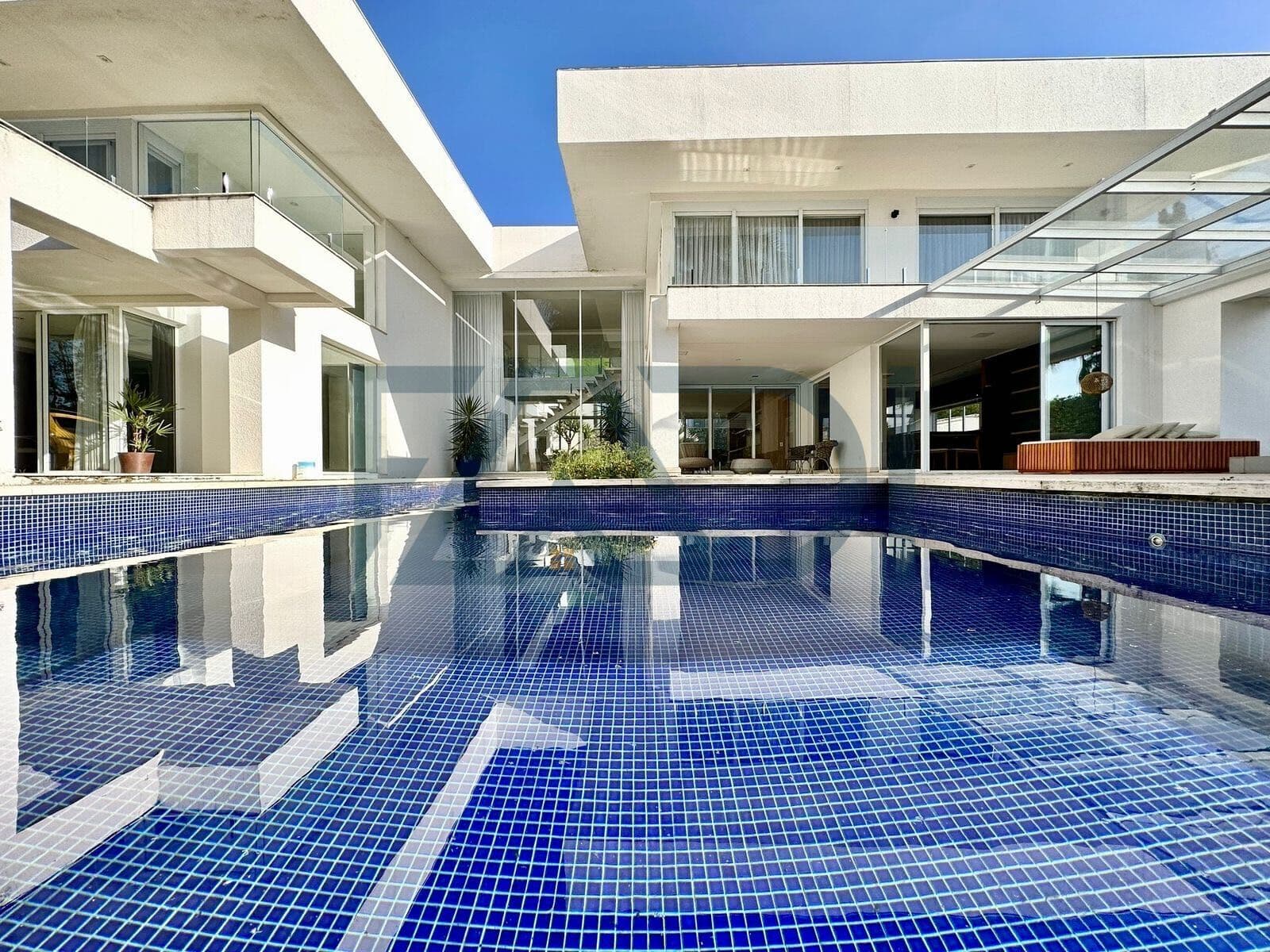 CASA MOBILIADA - LOCAÇÃO - R$ 80 MIL