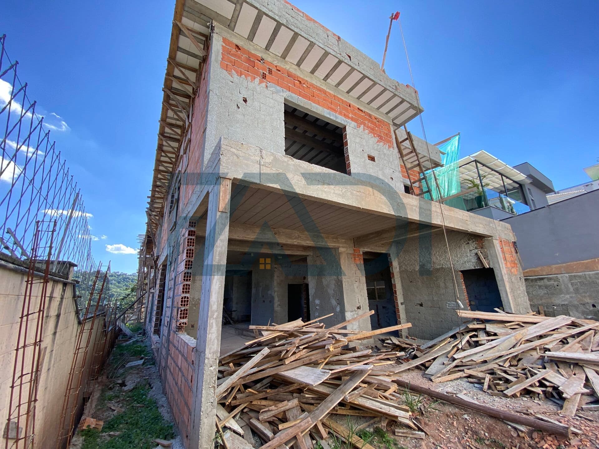 Casa em Construção à Venda - Itahye - Alphaville/SP - R$ 3.700.000,00