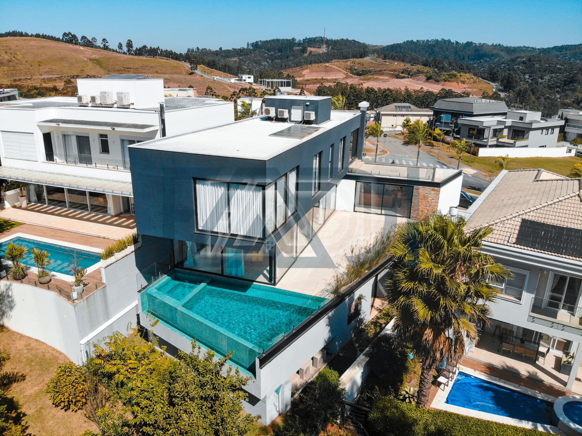 CASA COM 4 Suítes e 1 Apartamento - R$ 4.700.000,00