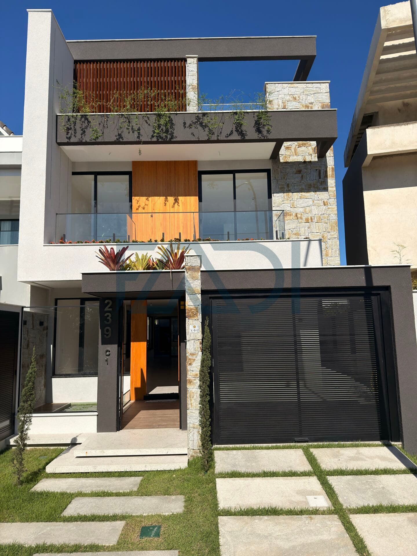 CASA TRIPLEX À VENDA NO RECREIO DOS BANDEIRANTES - R$ 5.000.000,00