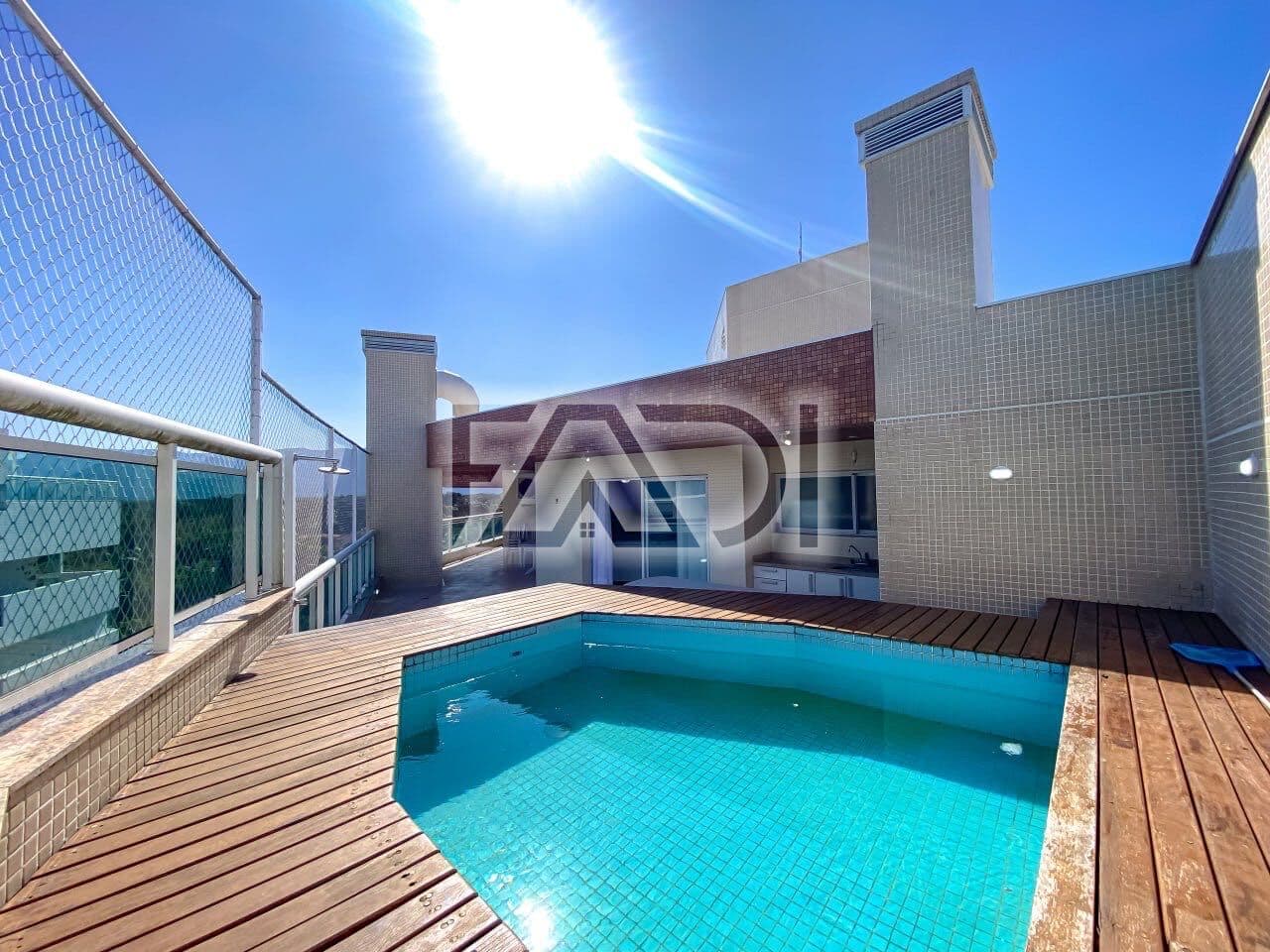 Cobertura em Riviera com 3 Suítes e Piscina