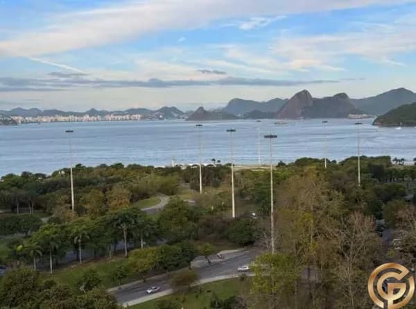 Apartamento Alto Padrão, 195m², 4 quartos, 2 Vagas, Frente e Vista Mar, Andar alto, impecável. Praia do Flamengo