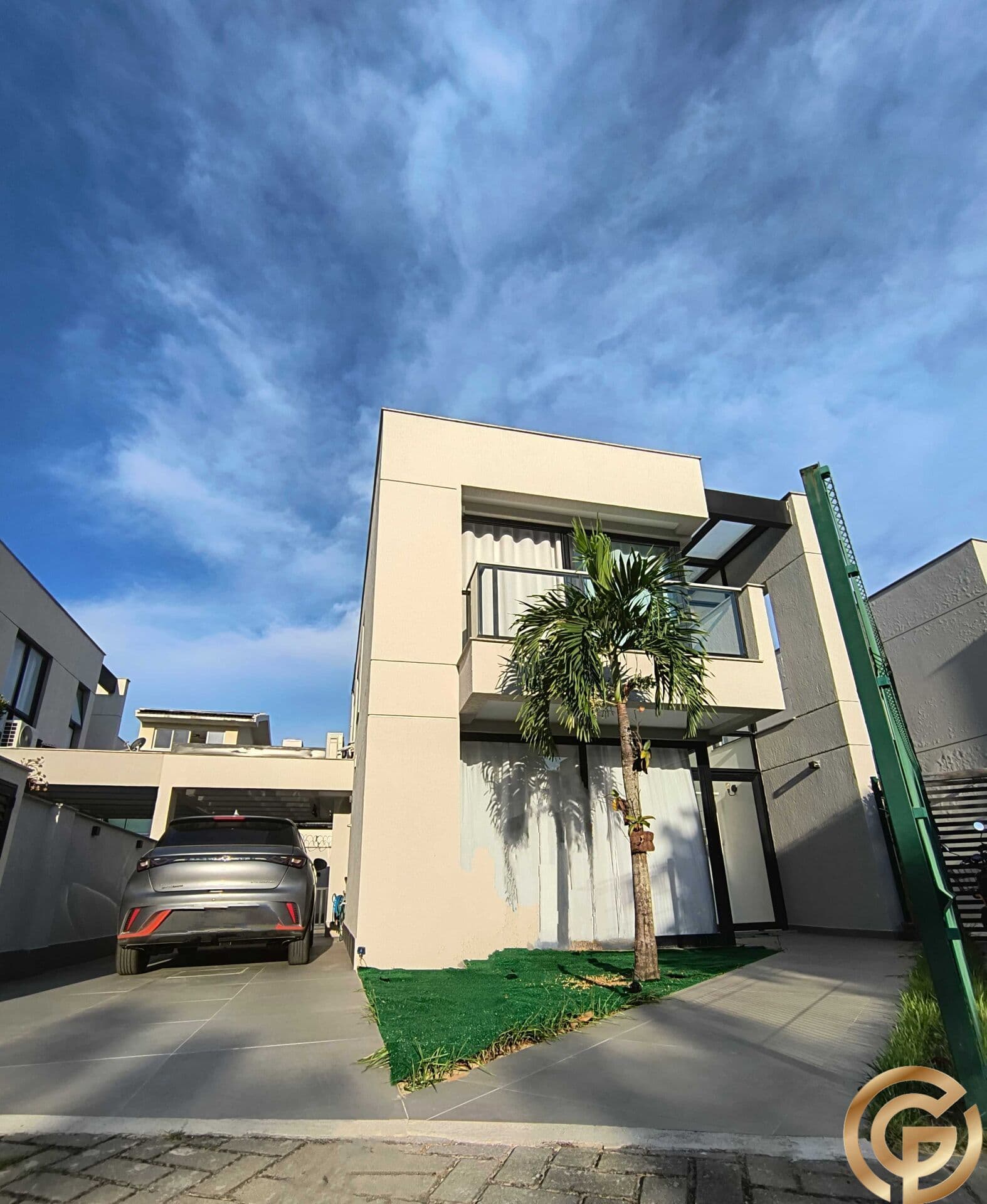 Casa Contemporânea reformada, 141m², 3 suítes, em Condomínio Club de Alto Padrão no coração do Recreio.