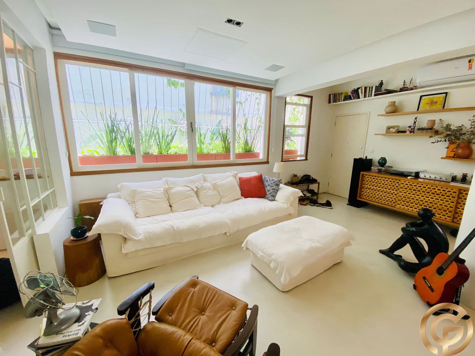 Apartamento Garden, 3Qtos, Reformado em Alto Padrão, 109m², no melhor trecho da Sadock de Sá, próximo à Epitácio Pessoa, em Ipanema.