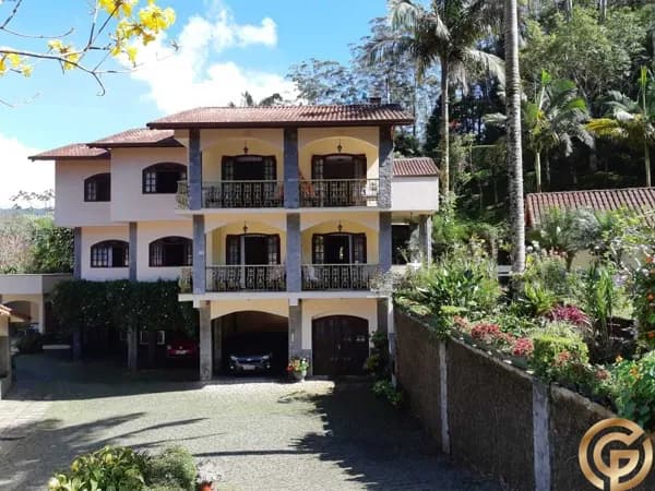Chácara Cinematográfica | 2.200 m² de Terreno | 1.205 m² Construídos | Porteira Fechada