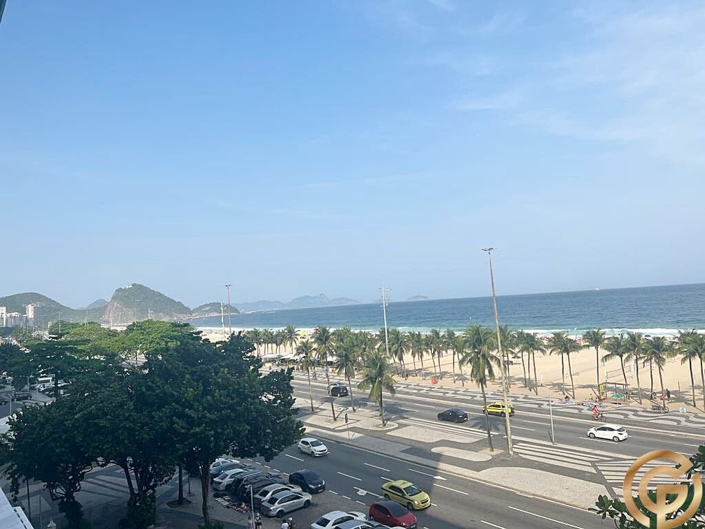 Apartamento reformado, Alto Padrão, 2 quartos, vista incrível para o Mar, Praia de Copacabana.