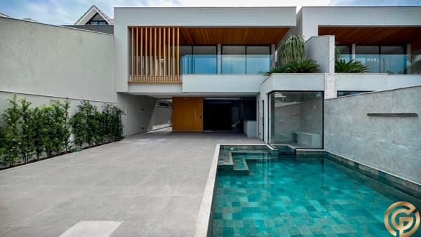 Casa triplex – 5 suítes – Alto padrão – Barra da Tijuca