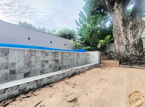 Casa de Altíssimo Padrão, 3 suítes, amplo Lote com Piscina, quintal e Gourmet. RGI individual, em Vargem Grande com segurança 24hs.