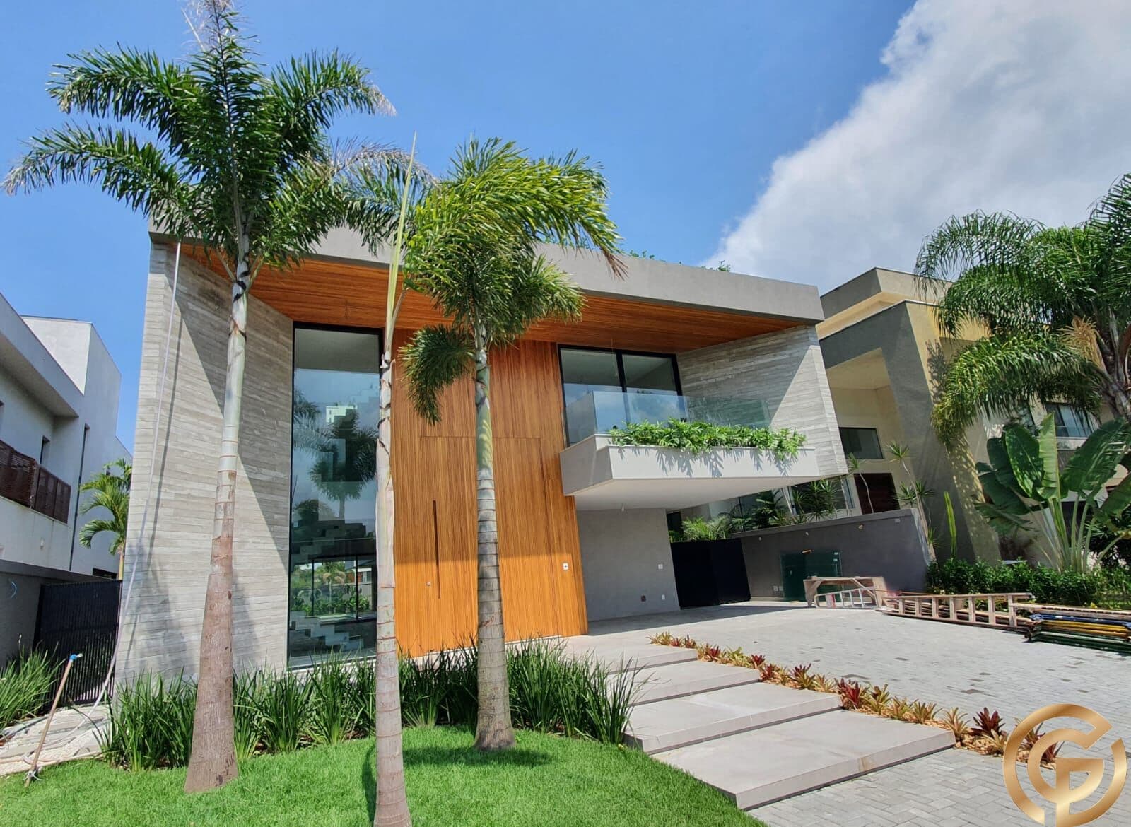 Mansão de 852m², contemporânea, 5 suítes, Triplex, Piscina e Spa, possibilidade Mobiliada, na Barra da Tijuca.