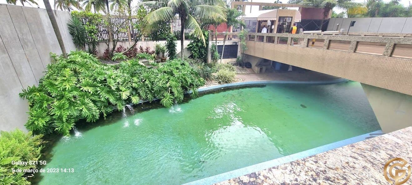 Apartamento amplo, 138m² mais varanda, sol matinal, 2 vagas e lazer completo, na Praia da Barra.