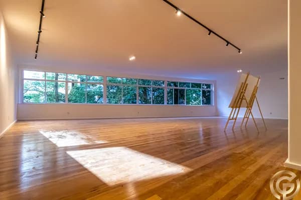 Apartamento único, reformado em Alto Padrão, raro com 4 quartos (3 suítes), 2 vagas e vaga de visitantes. Padrão Leblon, em Copa.