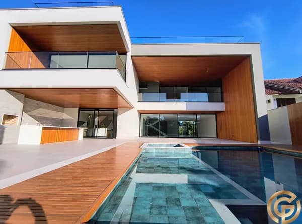 Mansão de alto luxo no Condomínio Mansões, com elevador e 5 suítes, Triplex, contemporânea, imponente fachada e campinho de futebol.