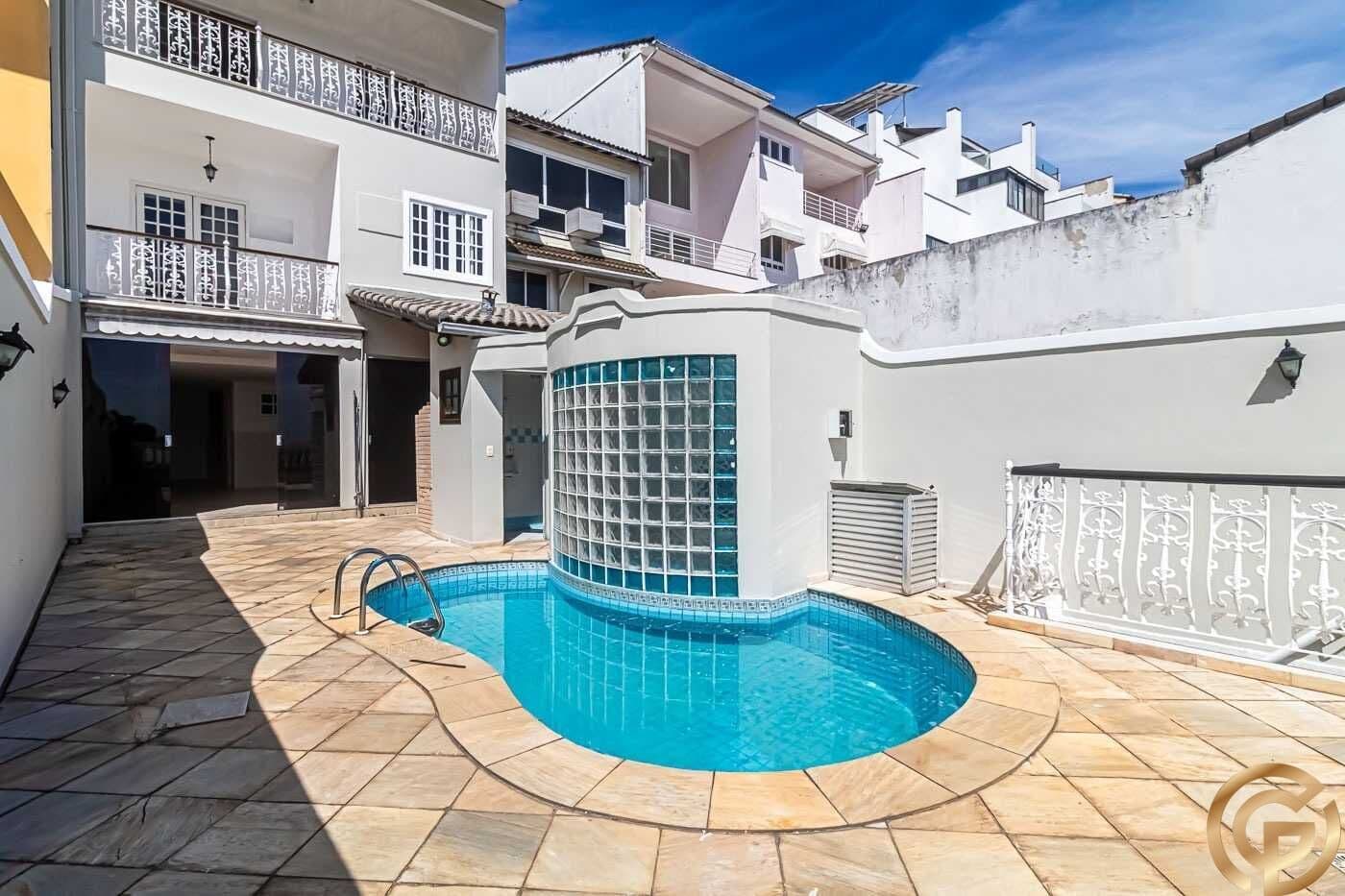 Casa ampla em condomínio em Jacarepaguá, espaço, privacidade e muito conforto.