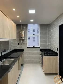 Apartamento Reformado Alto Padrão, em Prédio Famoso de Novelas da Globo, 3 quartos, a 1 quadra da Praia de Copacabana.