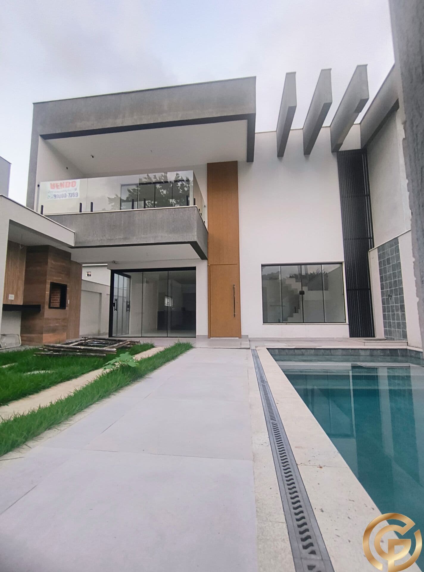 Casa Duplex de Alto Padrão, com RGI, 4 suítes, lazer privativo e segurança 24 horas, em Vargem Grande a 10 minutos da Praia do Recreio.