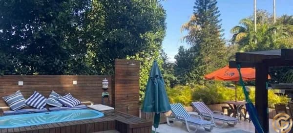 Casa de Alto Padrão, Duplex mais rooftop privativo, 4 quartos, condomínio com Lazer e segurança 24hs, na Zona Sul.