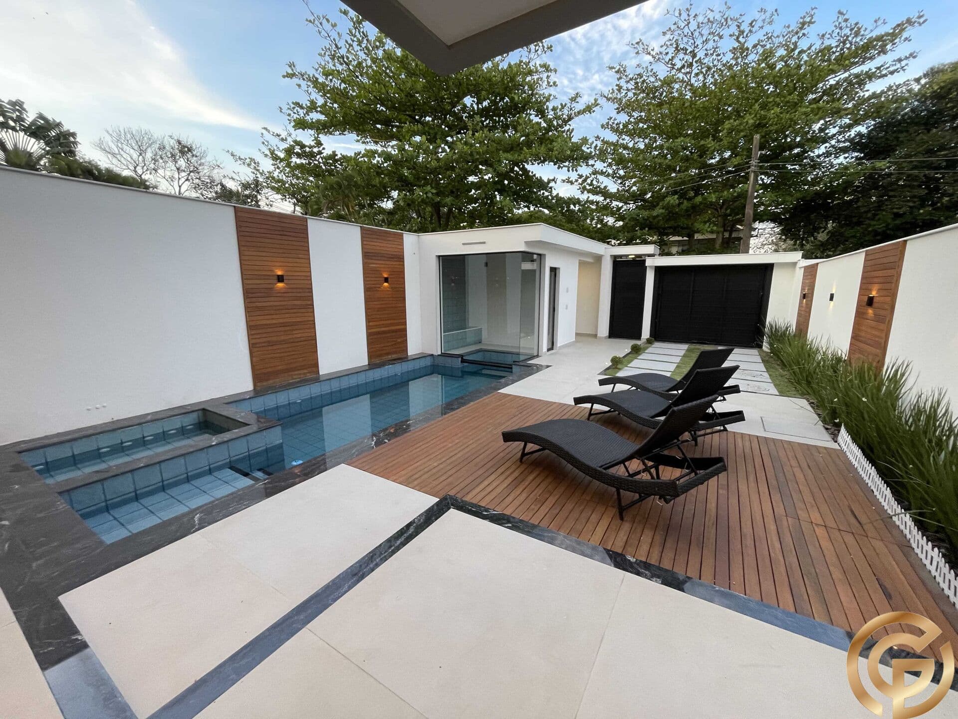 Casa Triplex de Alto Luxo na Barra da Tijuca | 4 Suítes | Rooftop com Jacuzzi e Vista Verde