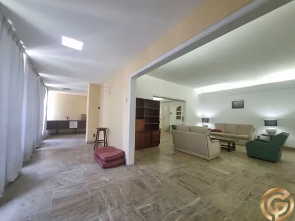 Raro apartamento de 400m², reformado e com 2 vagas, entre o Copacabana Palace e o Metrô, em Copacabana.