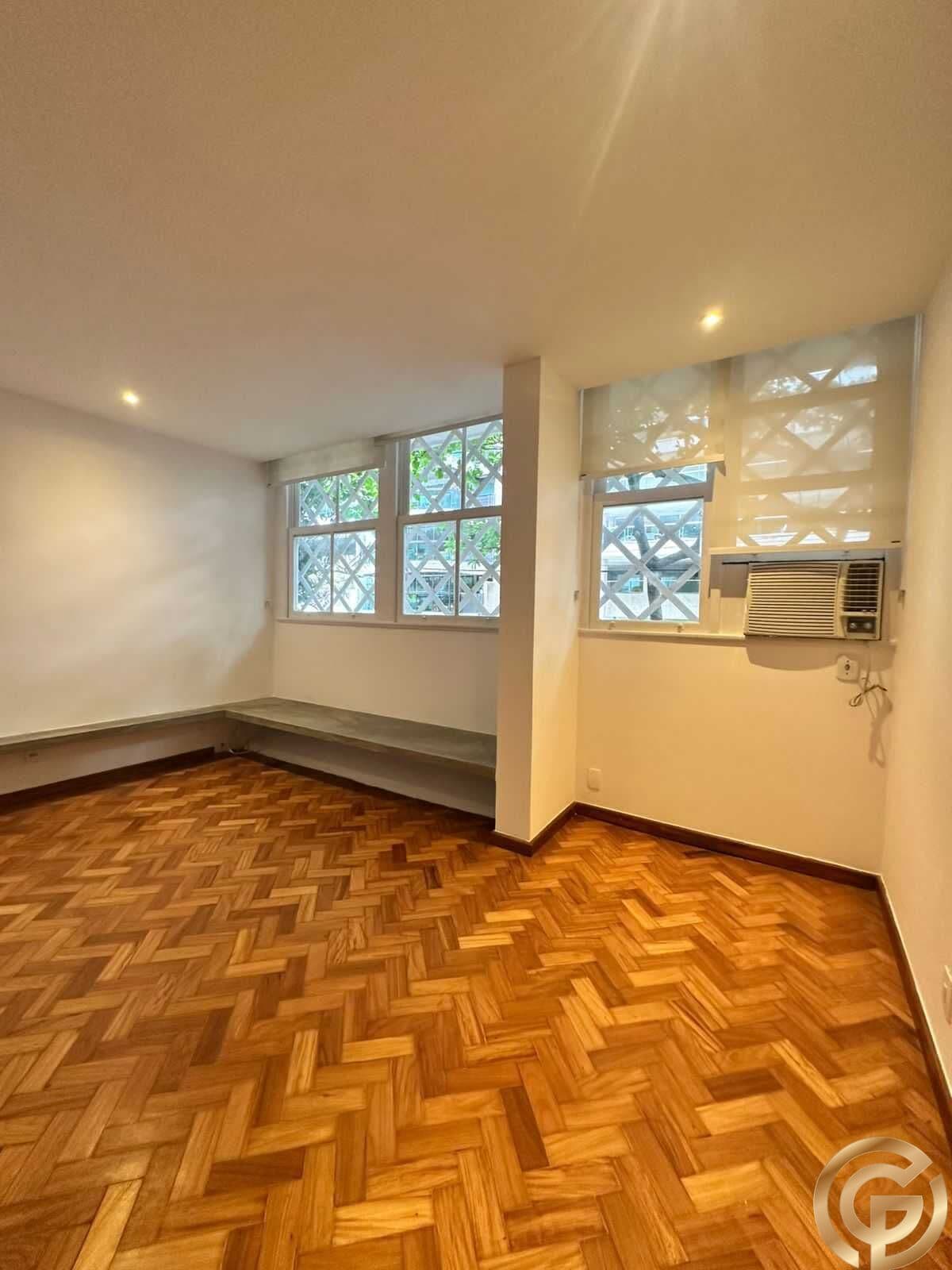 Aluguel de Apartamento na quadra da Praia do Leblon, 2 quartos, Vaga, área externa, na Rua João Lira.