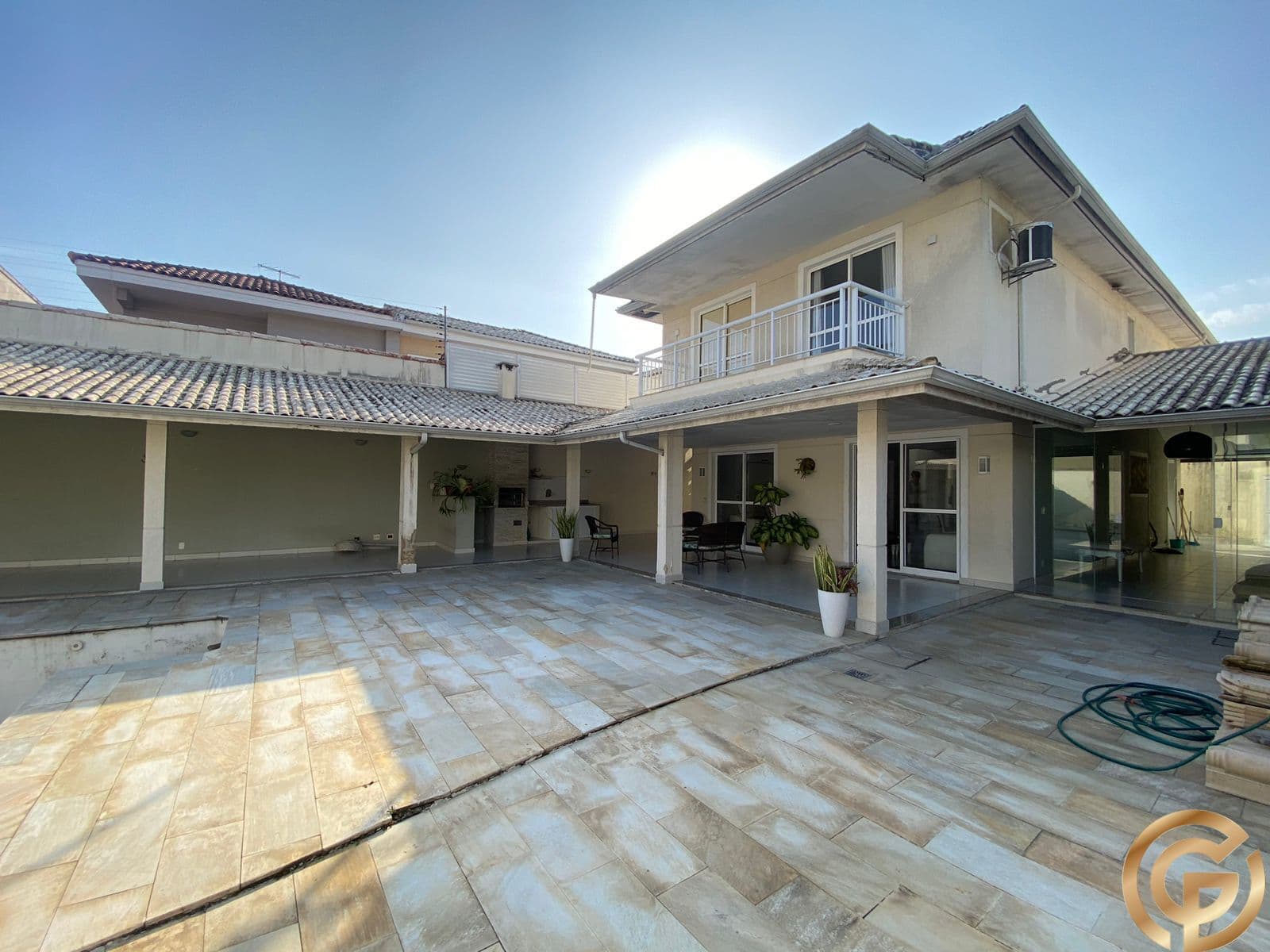 Casa duplex 238m² – 4 suítes – Lote 594m² – Condomínio no Recreio