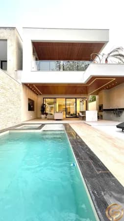 Casa Triplex de Luxo no Condomínio Rio Mar, 450m² mais Rooftop com Jacuzzi e vista Verde, 4 suítes, Piscina e Sauna, na Barra da Tijuca.