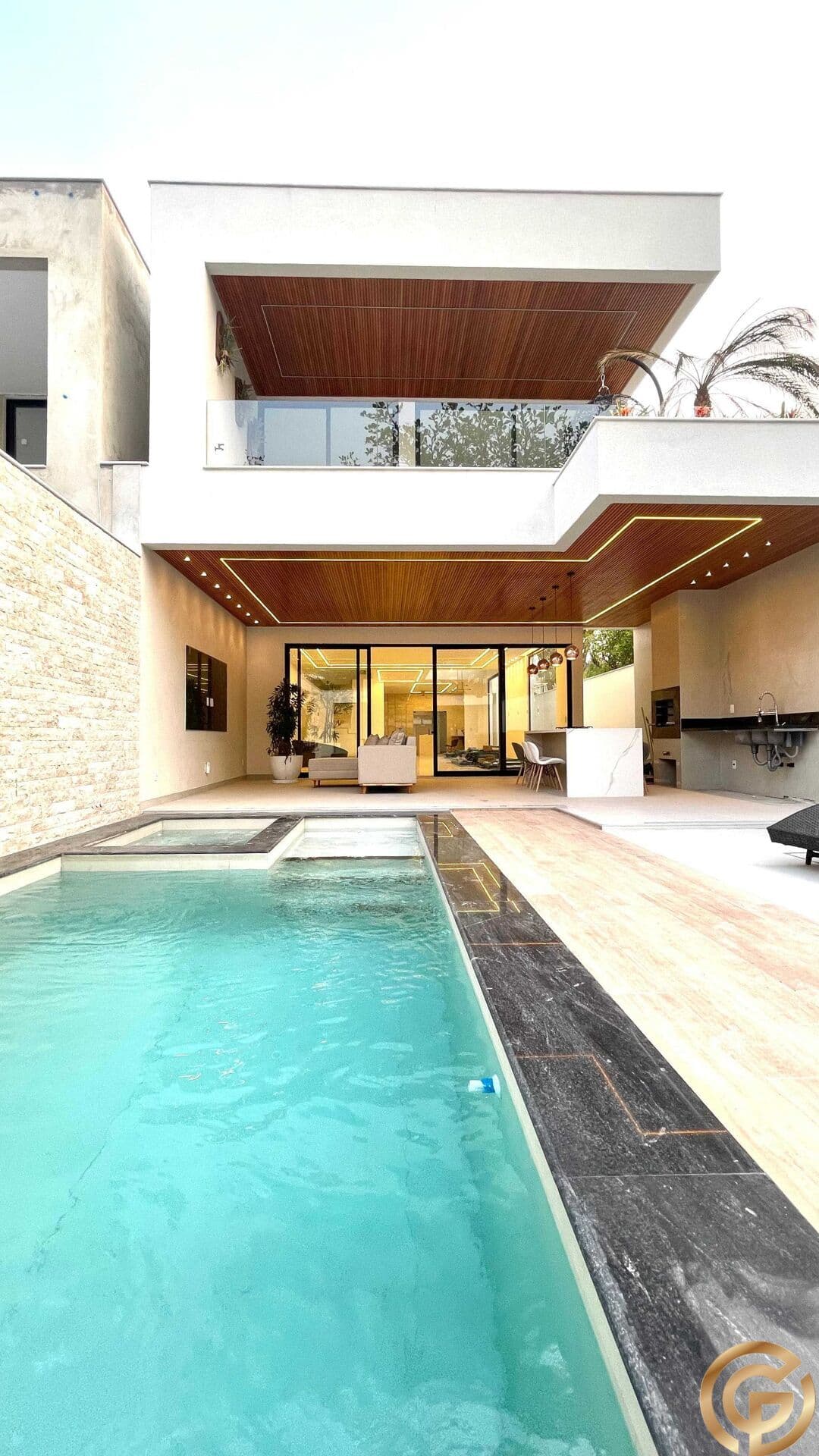 Casa Triplex de Luxo no Condomínio Rio Mar, 450m² mais Rooftop com Jacuzzi e vista Verde, 4 suítes, Piscina e Sauna, na Barra da Tijuca.