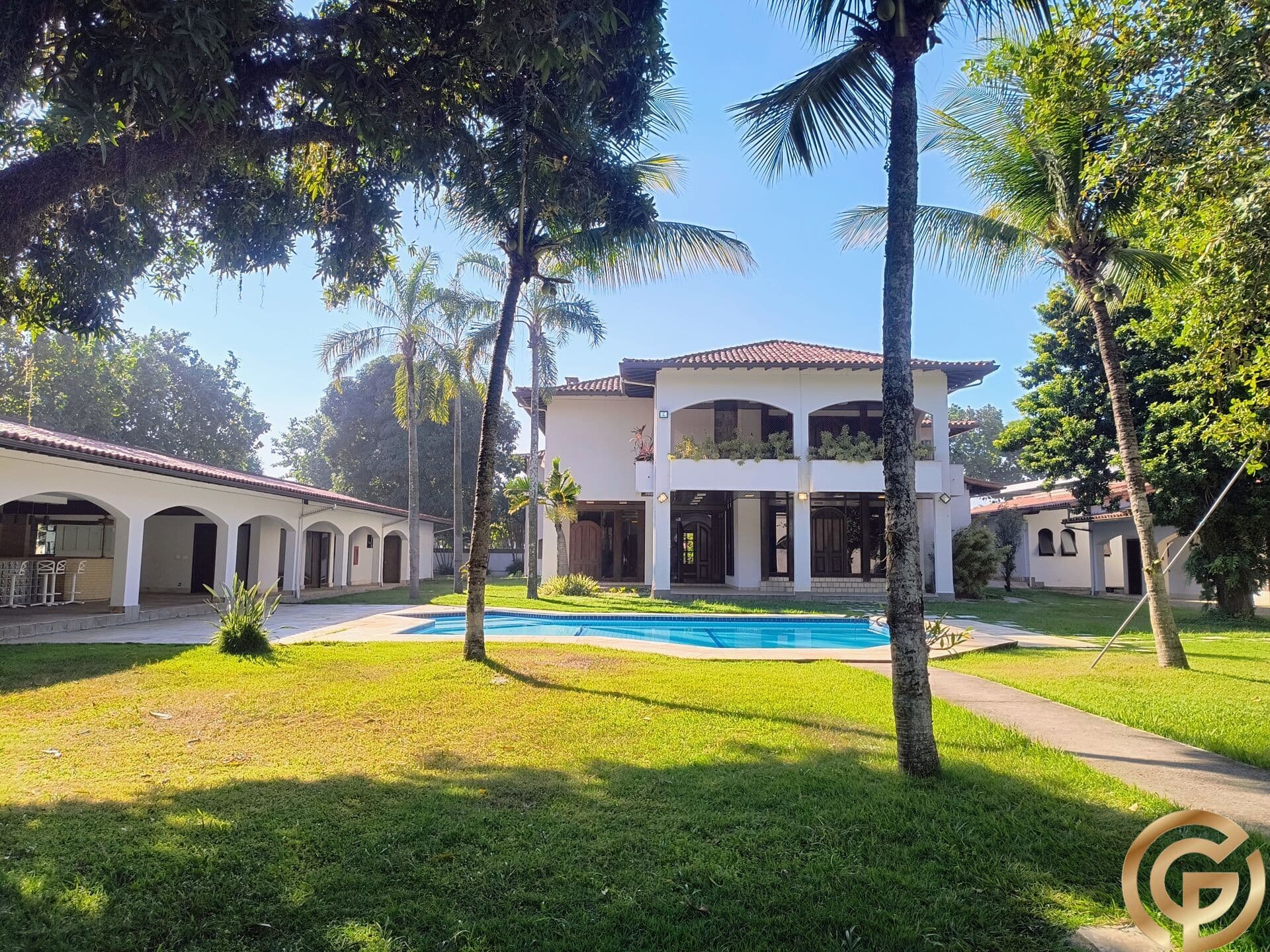 Mansão Dúplex com Subsolo, estilo Clássico Retrô, 2500m² de área útil, no melhor lugar da Barra da Tijuca