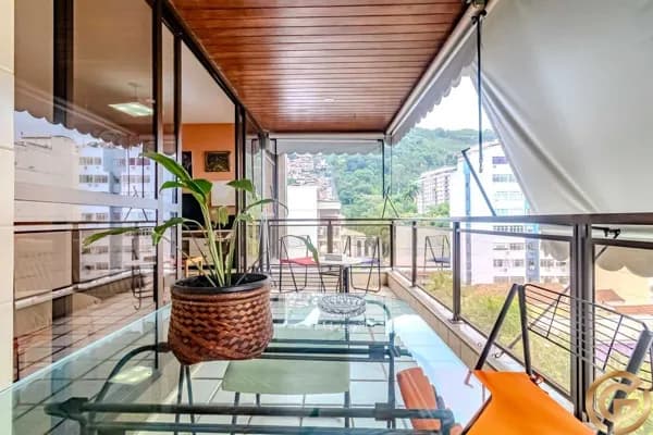 Apartamento Reformado em rua nobre de Botafogo, 137m², 3 quartos, Varanda, 2 Vagas e Play com Parquinho.