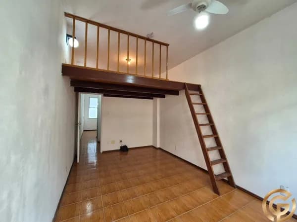 Charmoso apartamento de 31 m² composto por: saleta, quarto com mezanino e janelão, banheiro com armário e box blindex, cozinha acoplada.