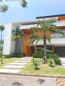 Mansão de Alto Padrão, em grande lote de 900m², contemporânea, 5 suítes, sótão amplo mais terraço, no Riviera da Lagoa.