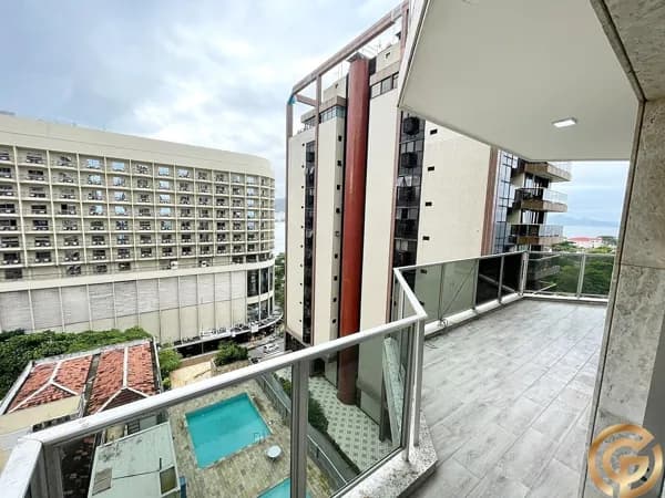 Apartamento Luxuoso 185m², com varandão, 4 quartos, vista parcial Mar, Posto 6, Arpoador.