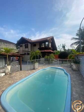 Casa Duplex, Colonial, em condomínio com monitoramento 24hs, 5 quartos, sendo 4 suítes, em Vargem Grande.