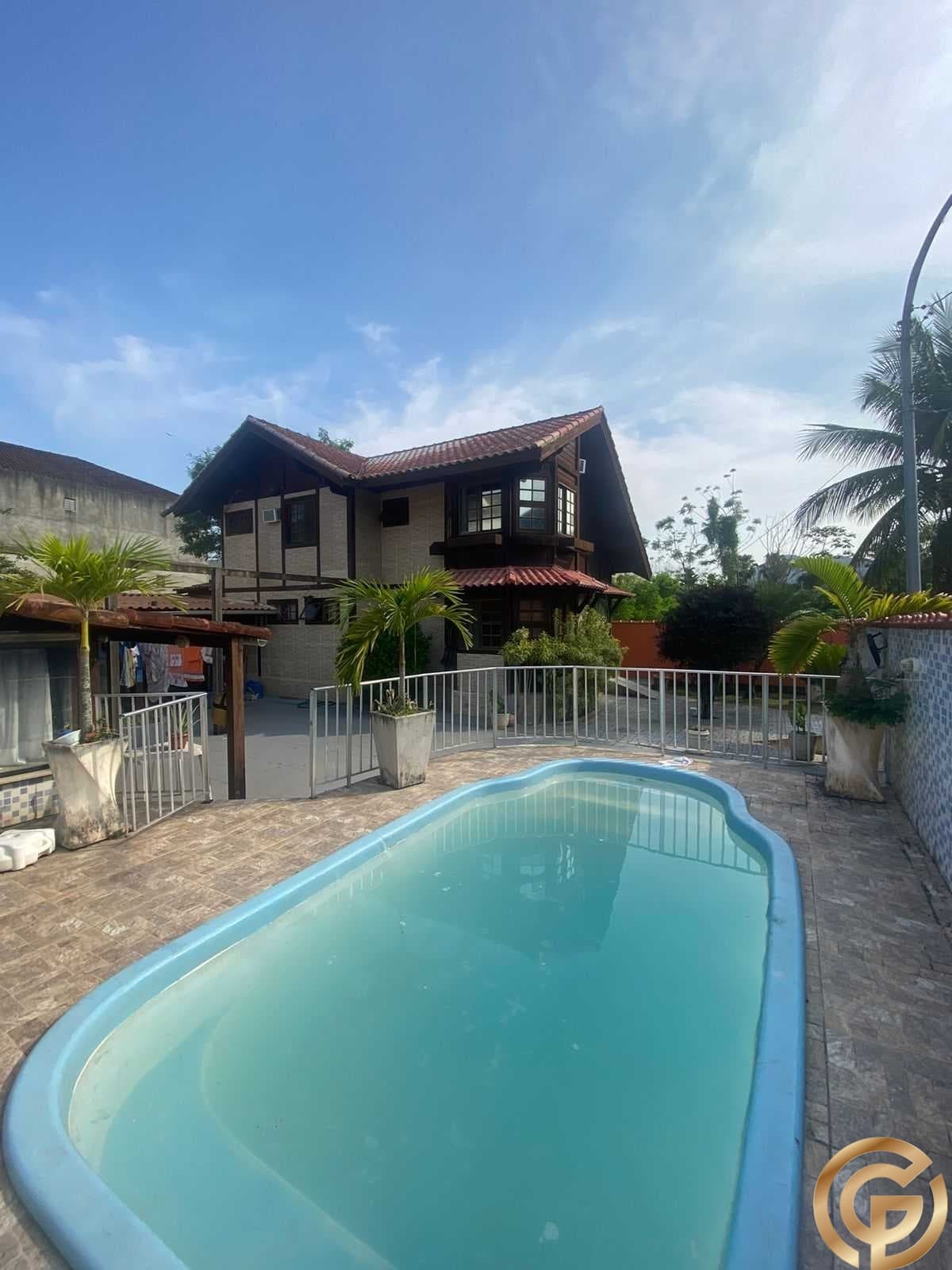 Casa Duplex, Colonial, em condomínio com monitoramento 24hs, 5 quartos, sendo 4 suítes, em Vargem Grande.