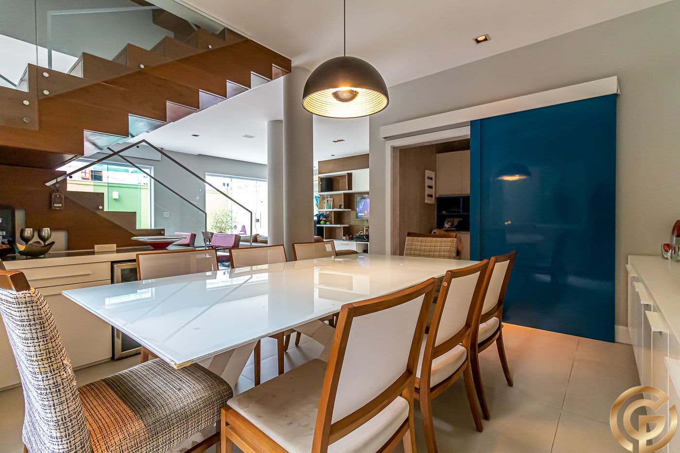 Casa de Vila, Reformada em Alto Padrão, 595m², 6 quartos sendo 4 suítes, sauna, piscina e localização nobre.
