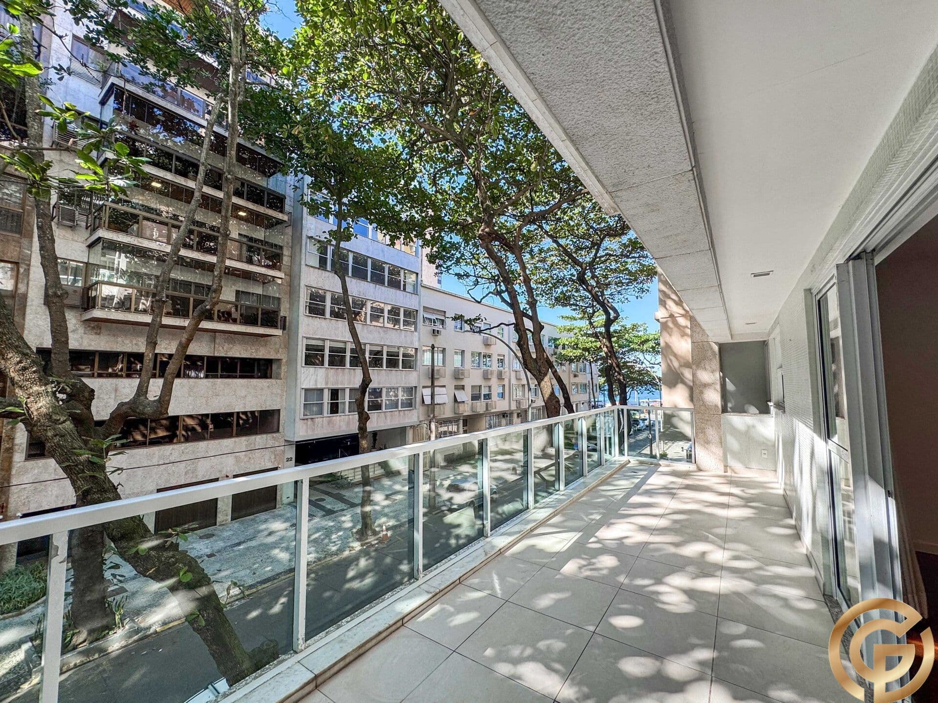 Duplex Exclusivo no Leblon – 199m², 3 Quartos, 3 Vagas e Adega Climatizada - Quadra da praia.