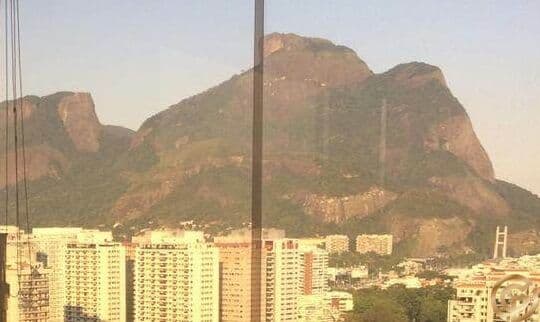 Apto reformado em Alto Padrão, andar alto, sol matinal, 127m², vista Pedra da Gávea, 2 vagas, Condomínio frontal à Praia da Barra.