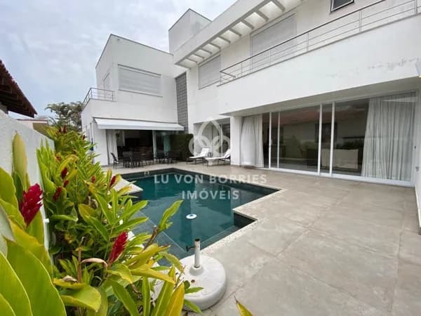 Casa ampla, ensolarada, com 4 suítes, piscina, espaço gourmet em Jurerê internacional.