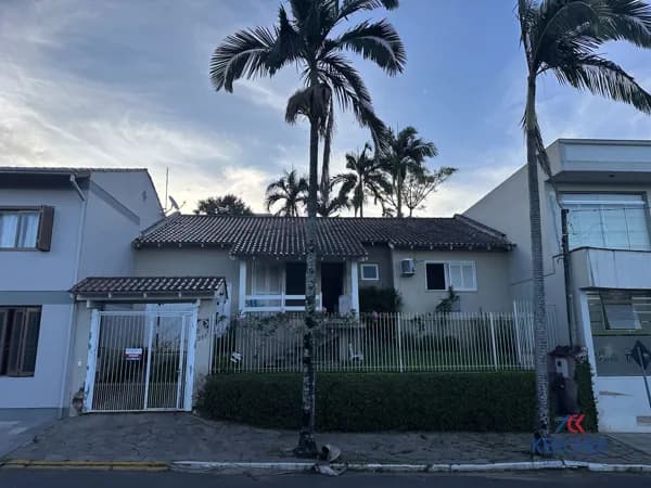 Casa com piscina no centro de Bom Princípio