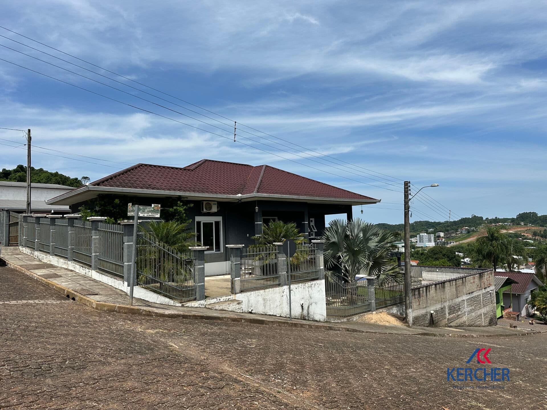 Casa de esquina com piscina, quiosque e galpão para empresa em Harmonia.