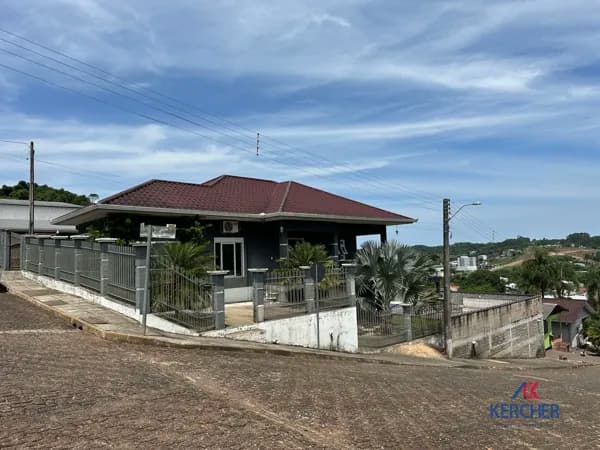 Casa de esquina com piscina, quiosque e galpão para empresa em Harmonia.