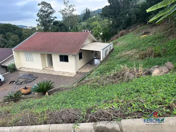 Casa à venda próxima ao Centro de Tupandi