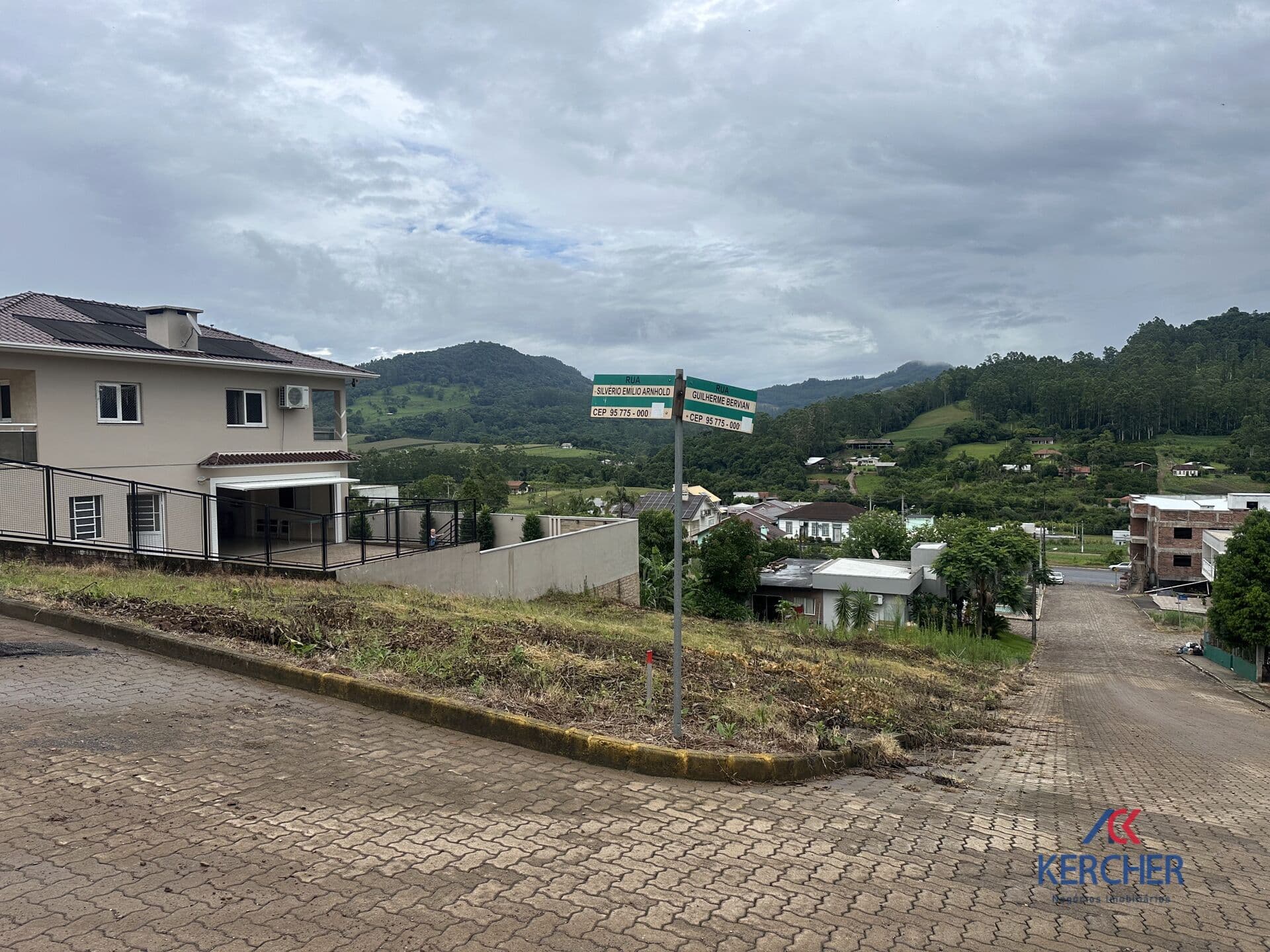 Terreno de esquina à venda no Centro de Tupandi – 433,30m² em localização privilegiada